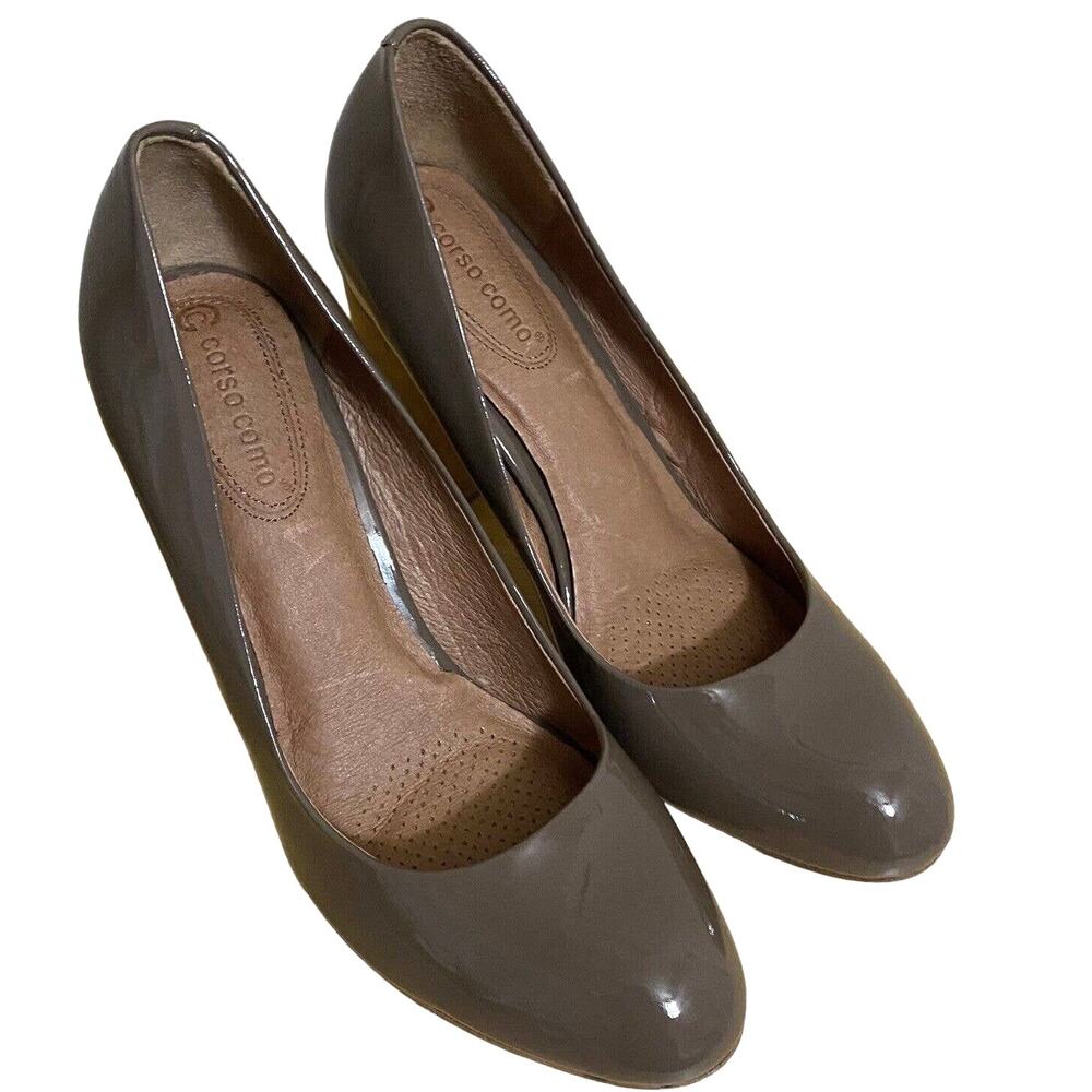 Corso Como Taupe Shoes Size 9M Patent Leather 3.5” Wooden Block Heel Pumps